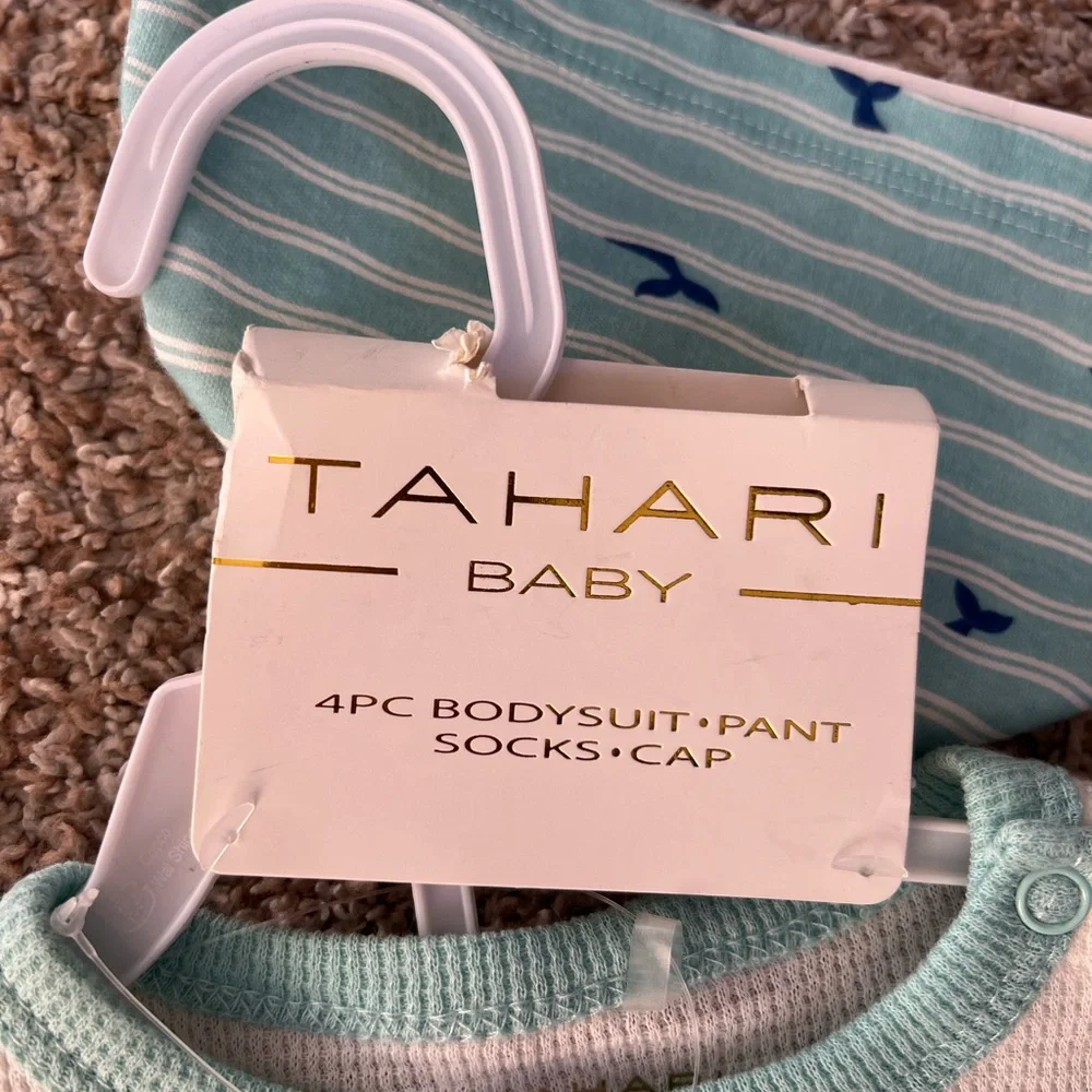 Tahari‎ Baby Mint and White Bodysuit Set Size 0-3 Months